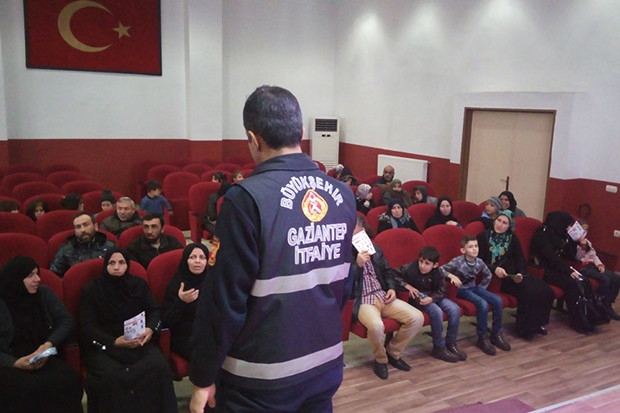 Büyükşehir İtfaiyesi'nden Suriyelilere soba kullanım eğitimi