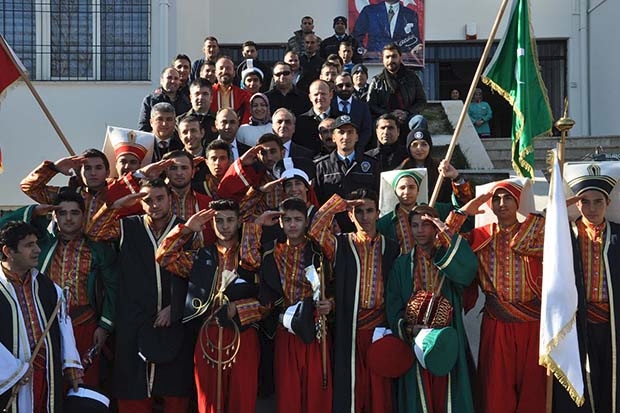 Öğrencilerden polise mehterli sürpriz