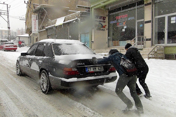Gaziantep'te kar yağışı sürücülere zor anlar yaşattı