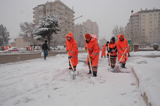 Şehitkamil Belediyesi’nde kar mesaisi sürüyor
