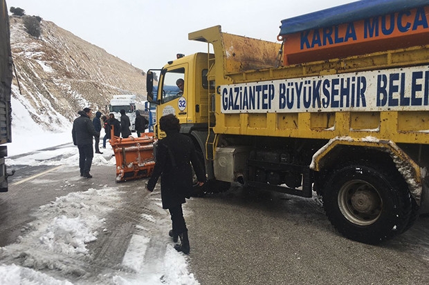 Gaziantep Büyükşehir'in karla mücadelesi devam ediyor