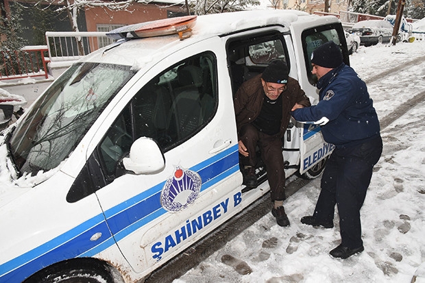 Karda yürüyemeyen yaşlılara zabıta yardımı