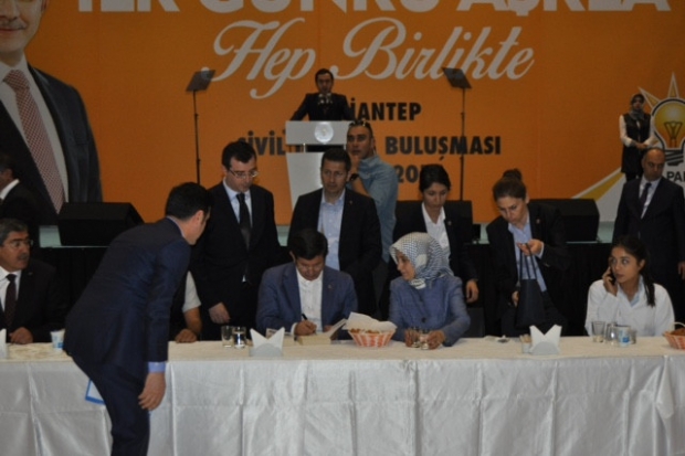 Başbakan Davutoğlu Gaziantep'te STK'larla buluştu