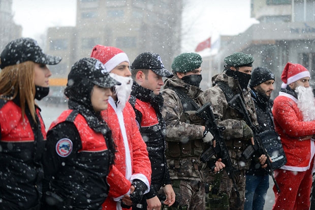 Taksim’de güvenliği 'Noel Baba'lar sağlayacak