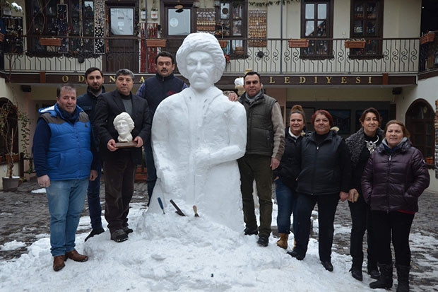 Eskişehir'de kardan Yunus Emre heykeli yaptı