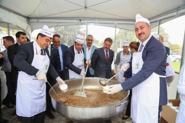 Fadıloğlu kendi elleriyle aşure dağıttı