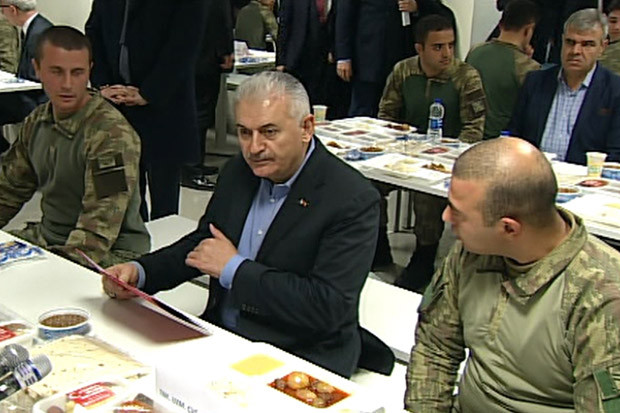 Başbakan, Oğuzelin'de askerlerle akşam yemeğinde buluştu