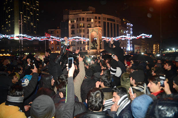 Yeni yıl coşkusunu Taksim'de yaşadılar