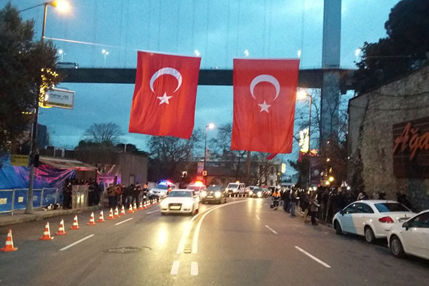 Gece kulübünün bulunduğu caddeye Türk bayrağı asıldı