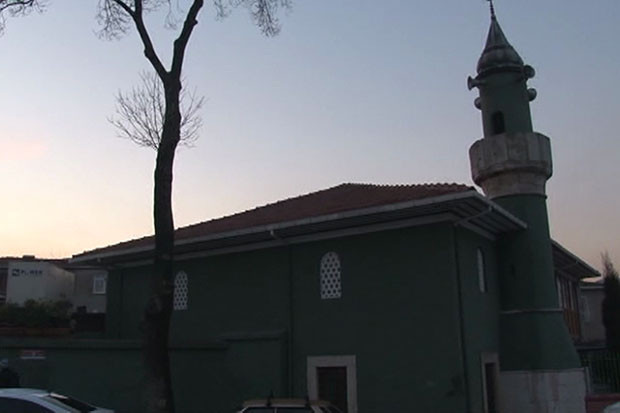 İstanbul'da 15 yaşındaki çocuk camide babasını vurdu