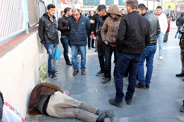 Hastane önünde sızdı, acilde tedaviye alındı