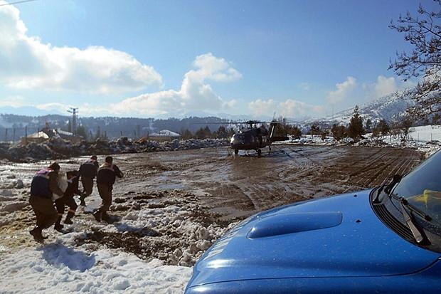 Karda mahsur kalan köylüler helikopterle kurtarıldı