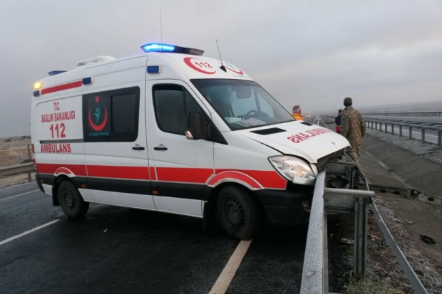 Ambulans zincirleme kazaya karıştı: 11 yaralı