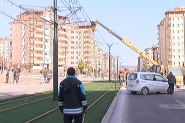 Enerji nakil hatları, tramvay seferlerine darbe vurdu