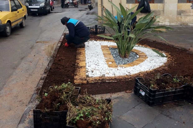 Kilis'te park refüjlere çiçek ekimine başlandı