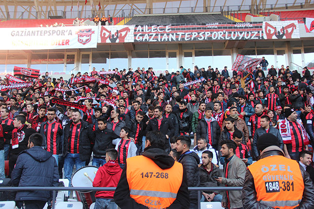 Gaziantepsporlu taraftarlardan alkışlı protesto