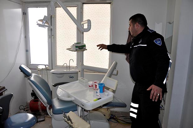 Suriyelilerin ruhsatsız sağlık merkezine baskın