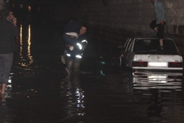 Boğulmamak için otomobilin üzerine çıktılar