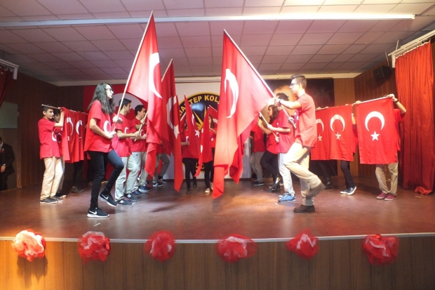 GKV’li öğrenciler Cumhuriyet Güncesini sahneledi