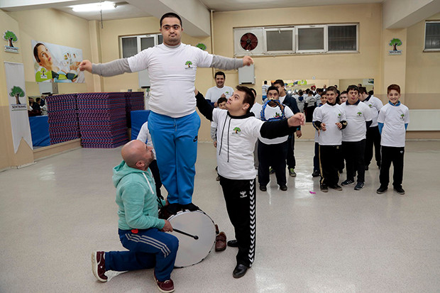 Özel sporcular gösteri hazırlığında