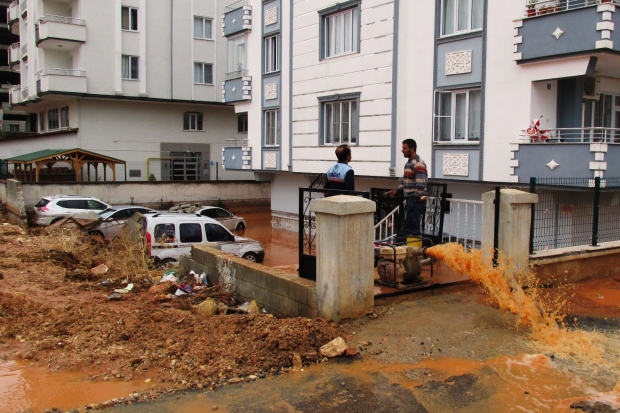 Gaziantep'te aşırı yağış hayatı felç etti