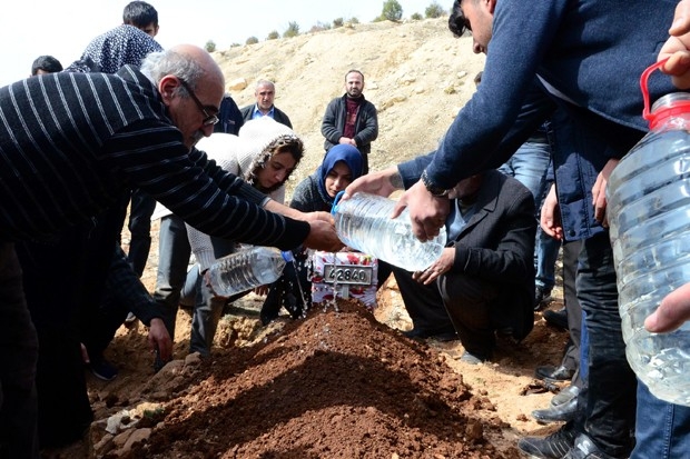 Minik Zehranur, gözyaşlarıyla defnedildi