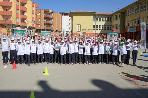 Öğrenciler beceri parkurlarında eğlenerek, spor yapıyor