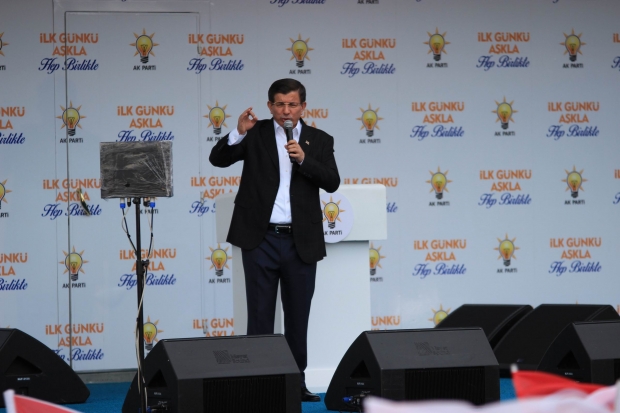 Davutoğlu Diyarbakır’da barış mesajları verdi