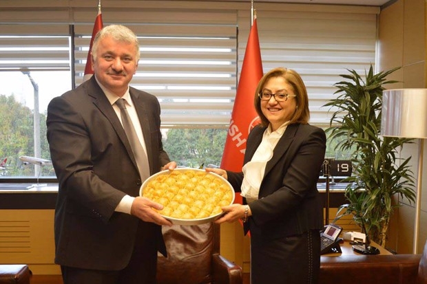 Gaziantep Belediye Başkanı Şahin'den baklavalı ziyaret