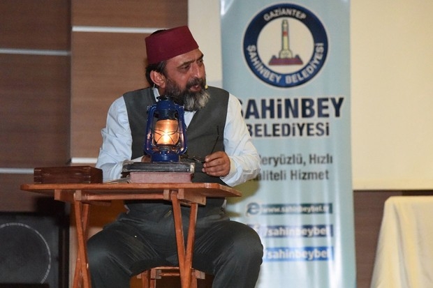 Ahmet Yenilmez ‘’Safahat’’ isimli oyununu sergiledi