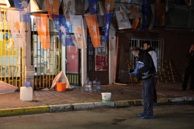 AK Parti seçim bürosuna molotoflu saldırı!