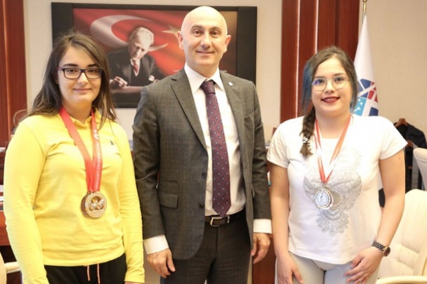 HKÜ farklı spor dallarında madalyalarını arttırıyor