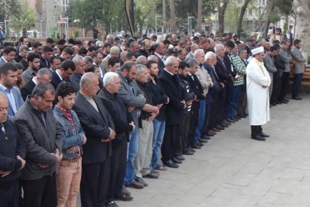 İdlib'de hayatını kaybedenler için gıyabi cenaze namazı kılındı