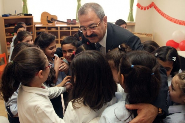 Adil Sani Konukoğlu 23 Nisan'ı iyi dileklerle kutladı