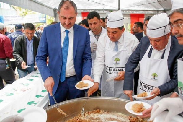 Şehitkamil Belediyesi binlerce kişiye helva ikram etti