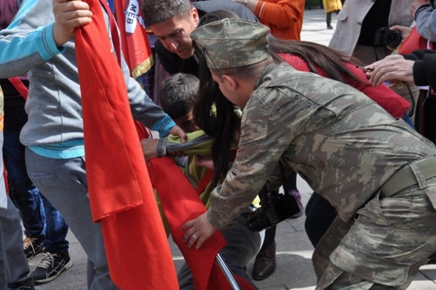 23 Nisan töreninde bayılan öğrenci, bayrağı bırakmadı