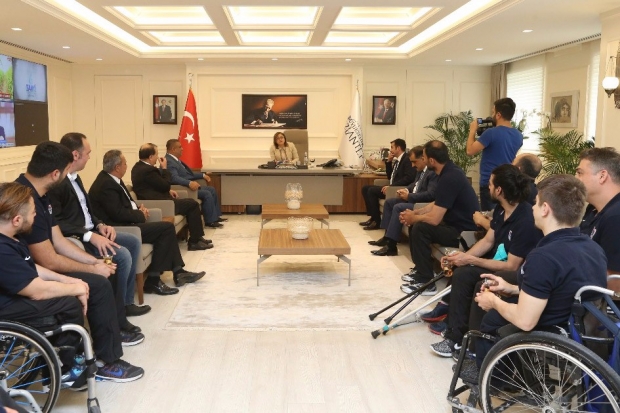Engelli basketbolculardan Başkan Şahin’e ziyare