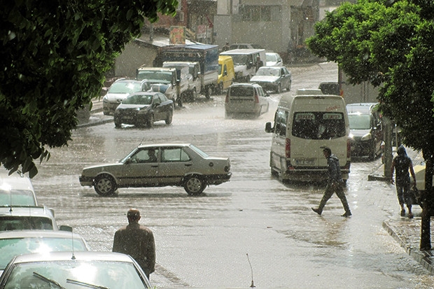 Kısa süreli dolu yağışı, çiftçiyi korkuttu