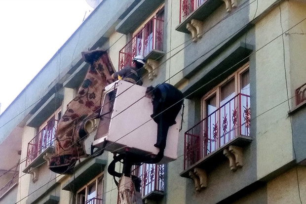 Tele düşen halı polis ve itfaiyeyi harekete geçirdi