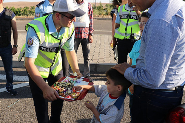 Trafik polislerinin bayram mesaisi