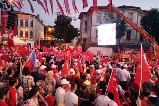 Binlerce vatandaş Kısıklı’da demokrasi nöbetinde