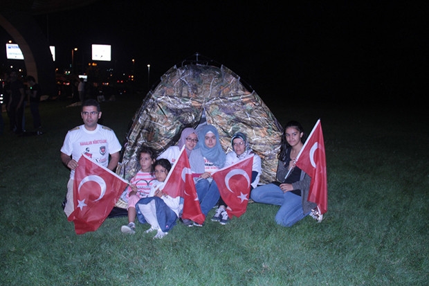 Atatürk Havalimanında çadırlı demokrasi nöbeti