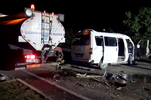 Minibüs sulama tankerine çarptı: 1 kişi hayatını kaybetti