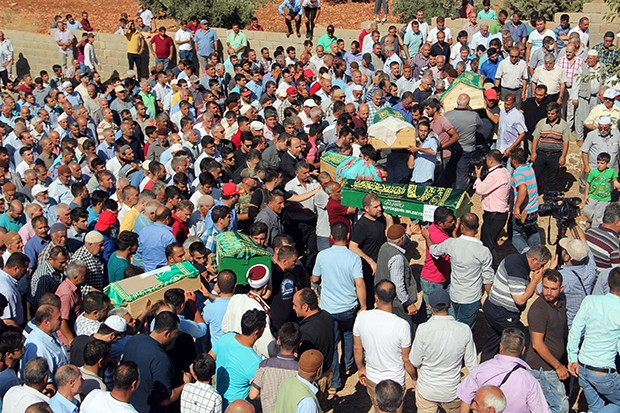 Trafik kazasında ölen 6 kişilik gurbetçi aile defnedildi