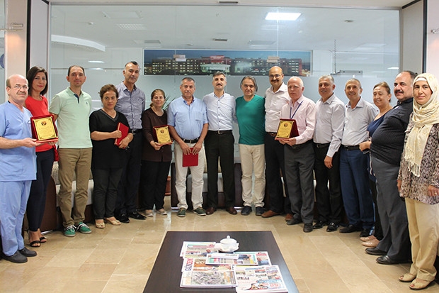 GAÜN Hastanesi'nin 25 yıllık personellerine plaket