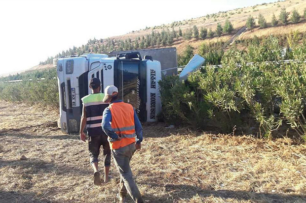 Bariyerlere çarpan kamyon yan yattı