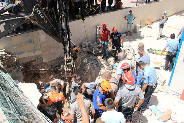 Tavan çöktü: 1 işçi göçük altında