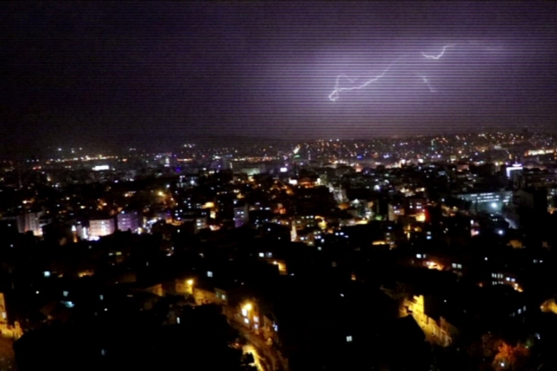 Gaziantep'te art arda çakan şimşekler, geceyi aydınlattı