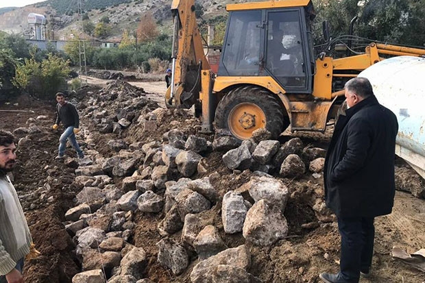 Yol kenarları taş duvarla örülüyor