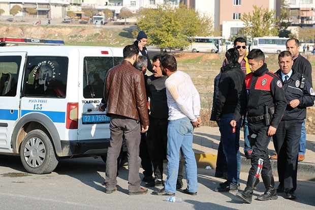 Düğün konvoyundaki silahı almaya çalışan polise saldırı